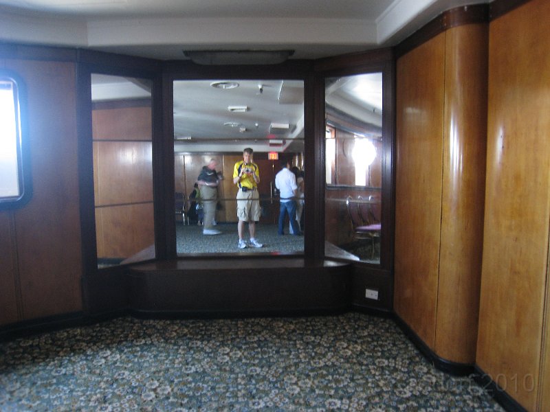 Queen Mary 2010 0405.JPG - The second class common area. Large mirror, small room for so many people.